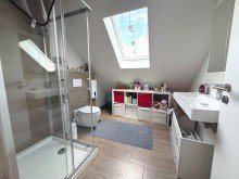 Badezimmer Dachgeschosswohnung mit Balkon und PKW-Stellplatz