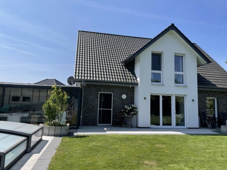 R�ckseite Xanten - Marienbaum Einfamilienhaus Neuwertiges Einfamilienhaus mit Pool - energiem��ig top ausgestattet