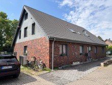 Au�enansicht Dachgeschosswohnung mit Balkon und PKW-Stellplatz