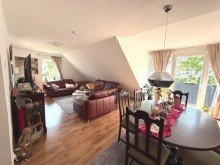 Wohnzimmer Dachgeschosswohnung mit Balkon und PKW-Stellplatz