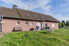 Hauptbild Gro�z�giges Einfamilienhaus mit Einliegerwohnung, zwei Garagen und weitl�ufigem Grundst�ck mit Natur