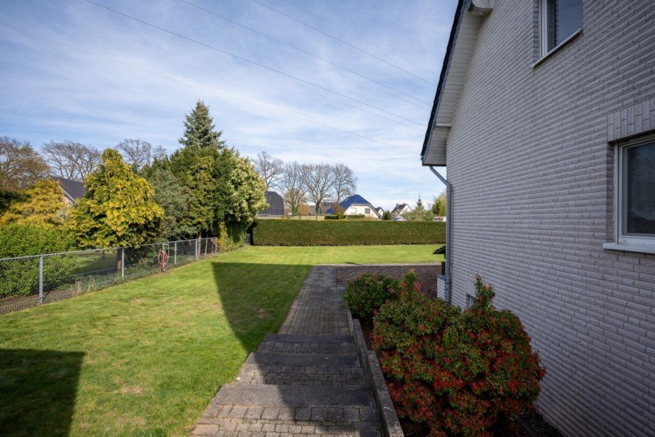 Seitenansicht Norden Mehrfamilienhaus Bedburg-Hau